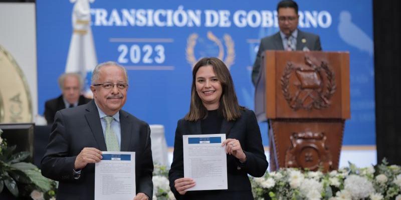 Secretaria general de Planificación entrega información institucional a representante de Gobierno entrante.