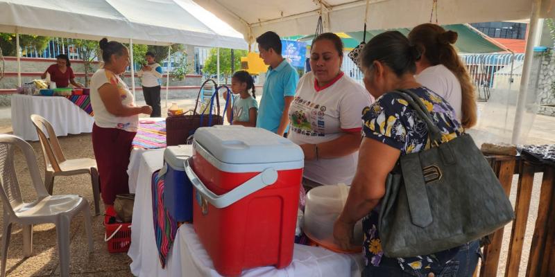 Emprendedores muestran sus productos en Feria comercial en Melchor de Mencos, Petén
