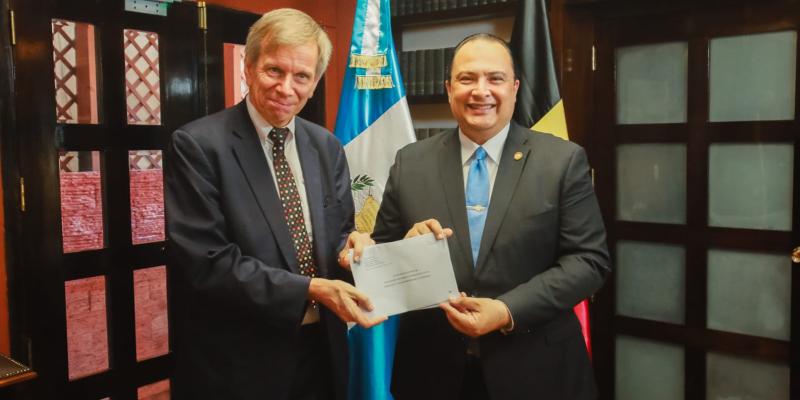 Canciller de Guatemala recibe copias de estilo de embajador de Bélgica 