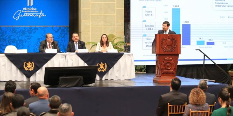 Ministro de Finanzas Edwin Martínez, presenta informe 