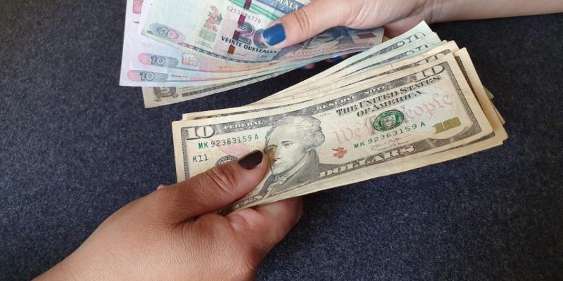Billetes de Quetzal y dólar