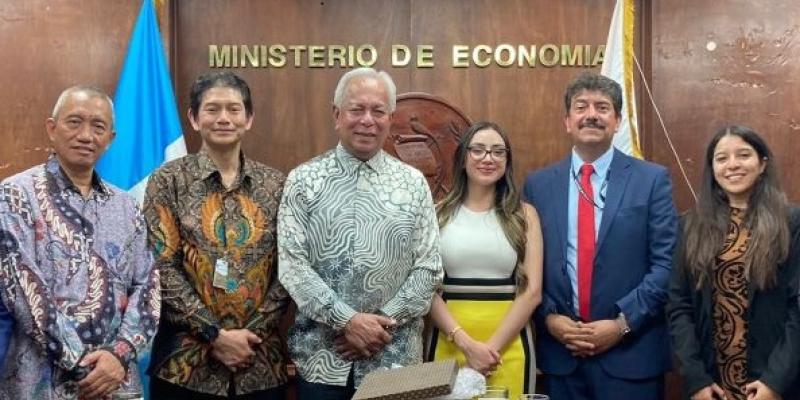 Representantes de la CPOPC y del viceministerio de Integración y Comercio Exterior, después de la reunión.