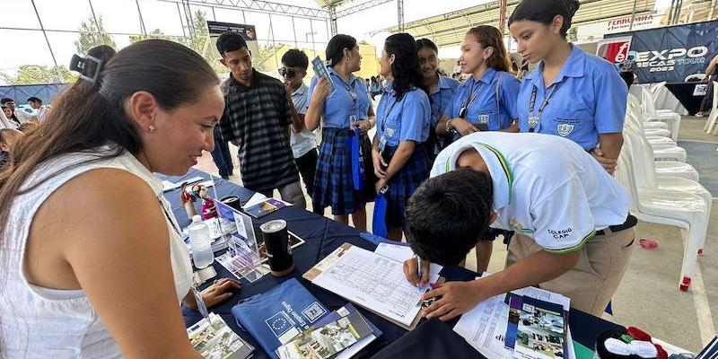 Interesados asisten al programa de becas en Petén