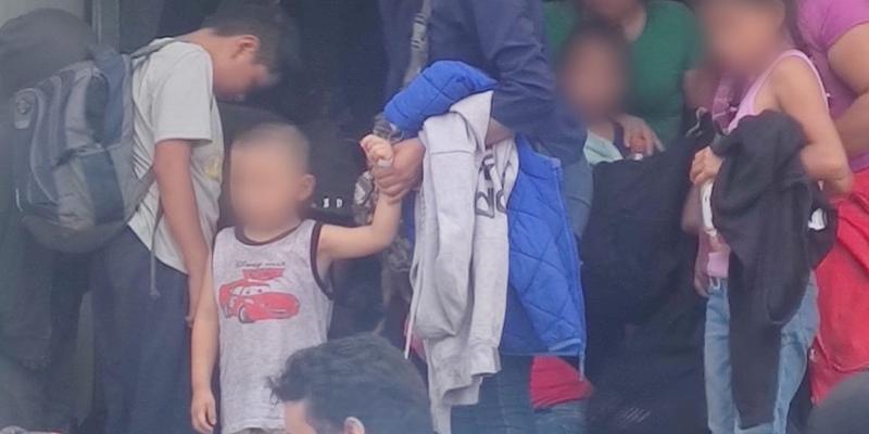 Consulado de Guatemala en Acayucan, Veracruz, México, asiste a 192 connacionales rescatados en una carretera 