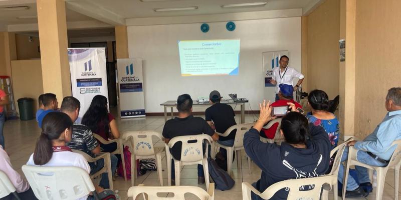 Empresarios de Jutiapa reciben taller sobre desarrollo al emprendedor