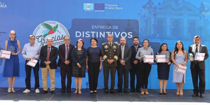 Autoridades del Mineco, entregan distintivos Sello BLanvo.
