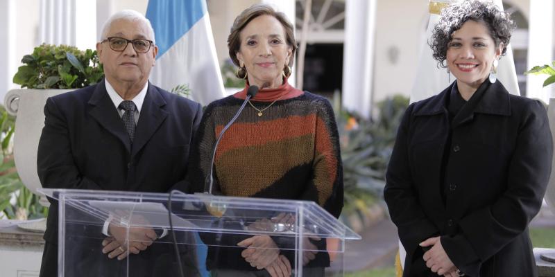 Presentación de autoridades ante la prensa