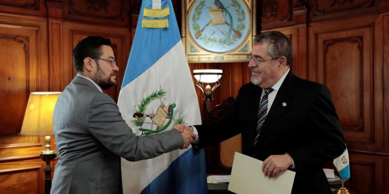 Presidente Bernardo Arévalo Juramenta a nuevo Comisionado COPADEH