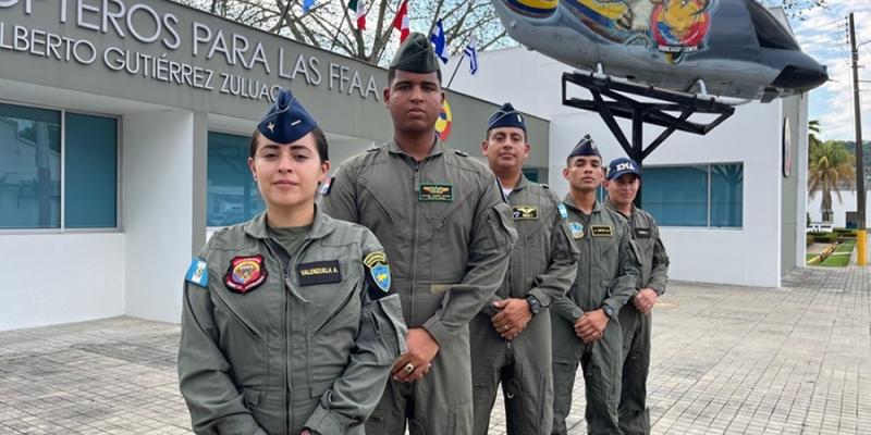 Oficiales del Ejército de Guatemala se forman en Colombia como pilotos de helicóptero.