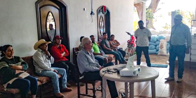 Agricultores de Jutiapa aprenden sobre bancos comunales de semilla
