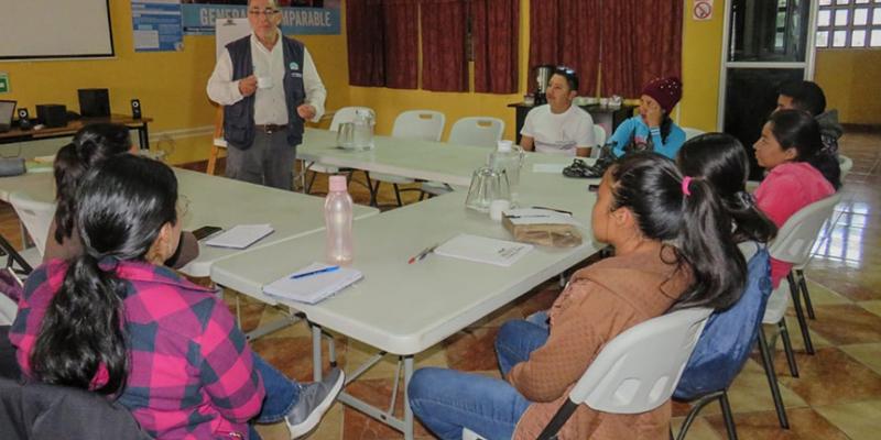 Jóvenes productores de Baja Verapaz son capacitados en temas de organización y comercialización