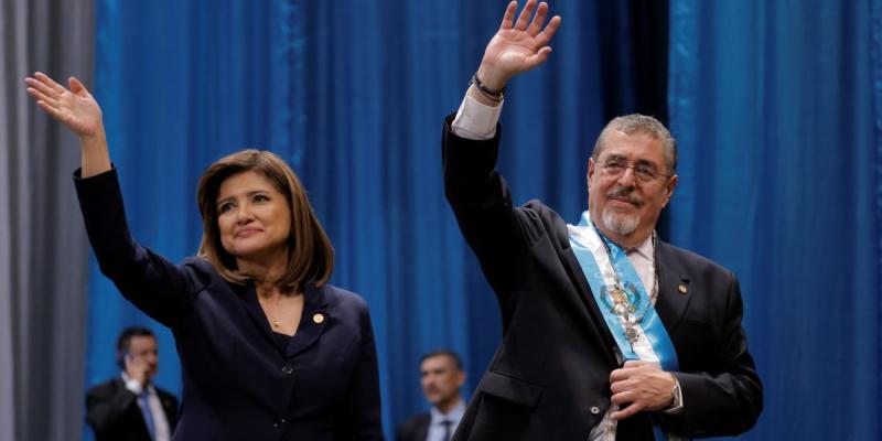 Bernardo Arévalo y Karin Herrera asumen como Presidente y Vicepresidenta