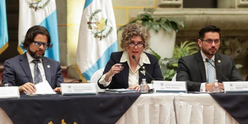 La ministra de Economía, Gabriela García, durante su participación en la conferencia de prensa.