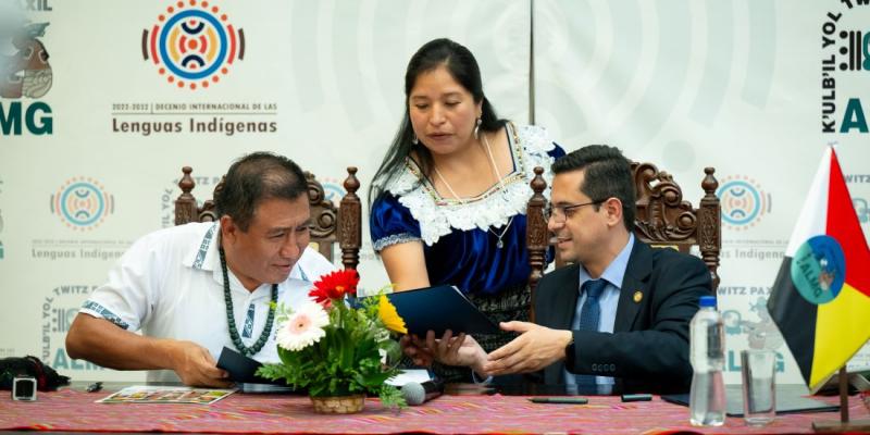 Firma del convenio entre la SGP y la Academia de Lenguas Mayas