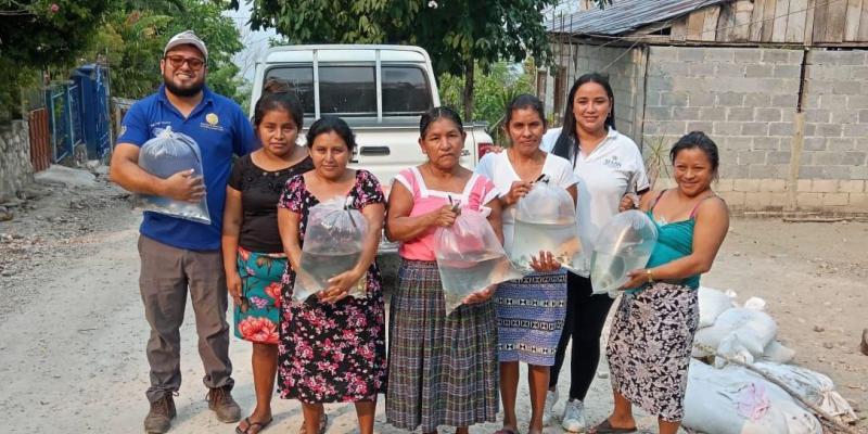 Familias de San José, Petén son beneficiadas con alevines de tilapia