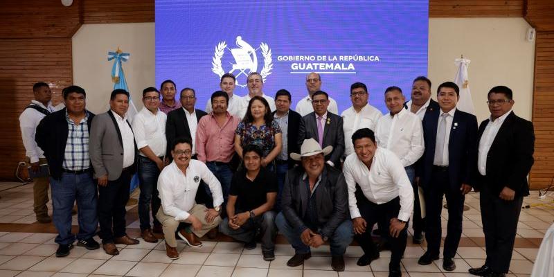 Presidente Bernardo Arévalo con alcaldes