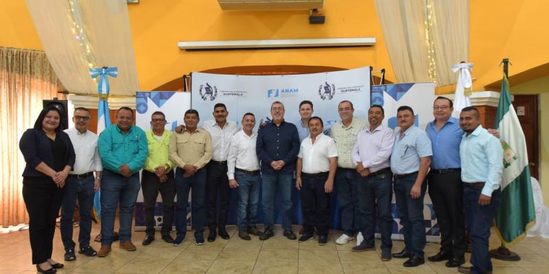 Presidente Bernardo Arévalo se reúne con alcaldes de Escuintla 