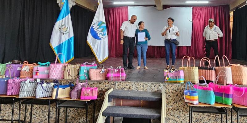 Extensionistas de Suchitepéquez se capacitan en la elaboración de bolsas artesanales de hilo  