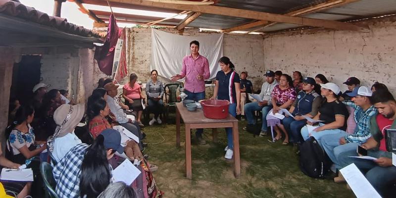 Imparten taller de sanidad avícola en Quiché