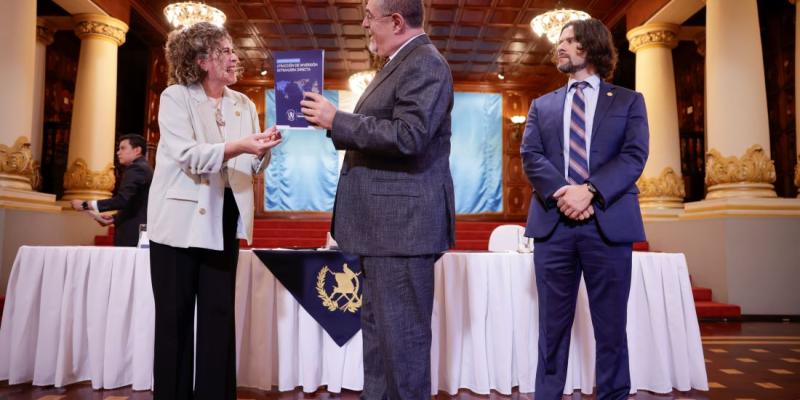 El Presidente Bernardo Arévalo recibe la Estrategia Nacional de Atracción de Inversión Extrajera Directa. 