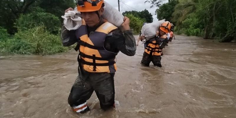 Ejército de Guatemala brinda ayuda humanitaria y recomienda a la población acciones de prevención ante lluvias.