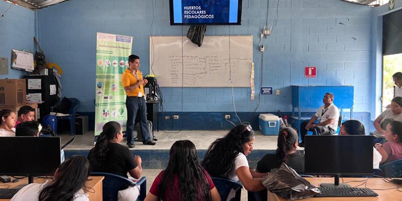 Impulsan Huertos Pedagógicos en Petén