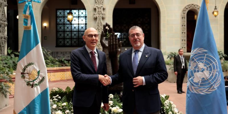 Luego de la reunión, Arévalo y Türk compartieron y platicaron con varios niños en el Patio de la Paz, del Palacio Nacional de la Cultura.