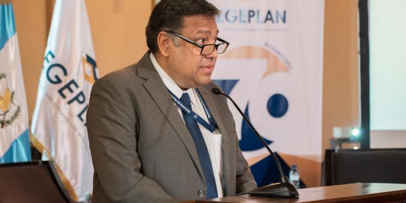 Secretario de SEGEPLAN Carlos Mendoza en su participación en el Conversatorio ¿cómo podemos llegar hacia a la Innovación de Políticas Públicas?