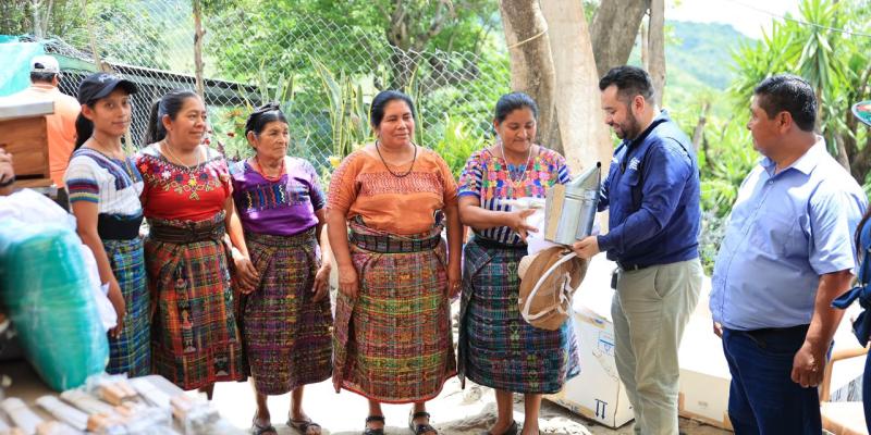 Apicultores de Rabinal reciben insumos para aumentar producción
