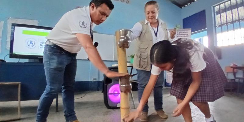 Estudiantes realizan prácticas de huerto familiar y reciben insumos