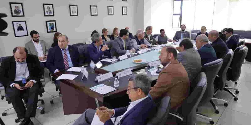 El ministro de Comunicaciones, Infraestructura y Vivienda, Félix Alvarado y miembros del despacho ministerial sostuvieron una reunión con representantes de 14 organizaciones del sector privado. Este encuentro marca el inicio de una nueva era de cooperación entre el gobierno y el sector privado organizado.