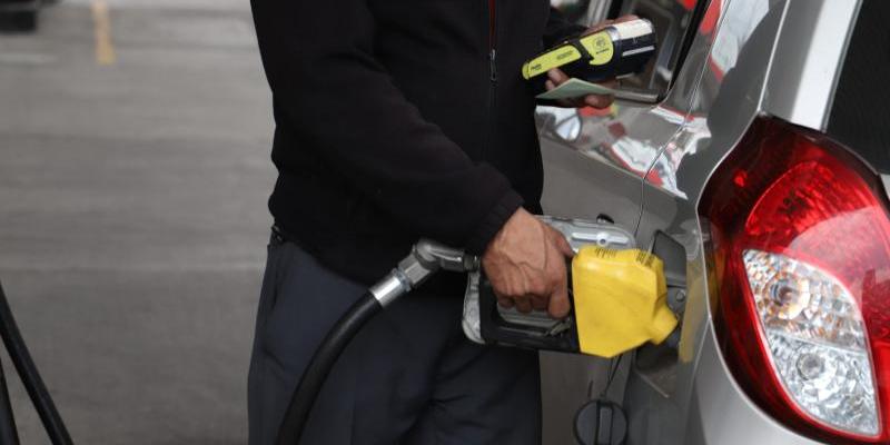 Continúa bajando el precio de los combustibles
