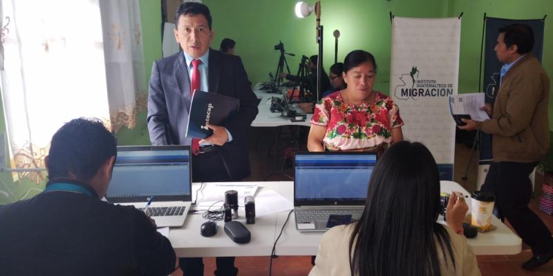Pobladores de Cantel reciben pasaportes en jornada móvil
