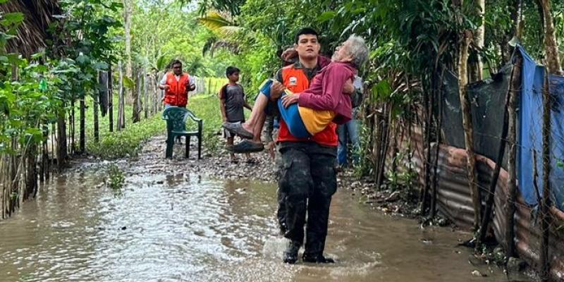 Soldados guatemaltecos dan respuesta ante eventualidades a consecuencia de las lluvias en Petén, Suchitepéquez, Baja Verapaz y Huehuetenango.