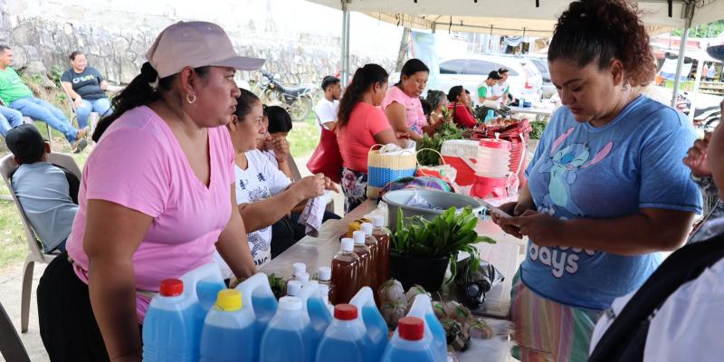 San Luis Petén se llena de productos frescos en la Feria del Agricultor