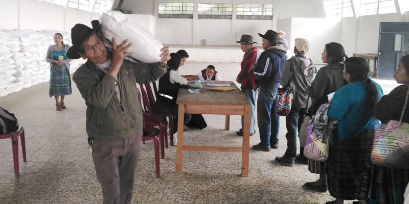 Agricultores de Santa Lucía La Reforma reciben fertilizantes