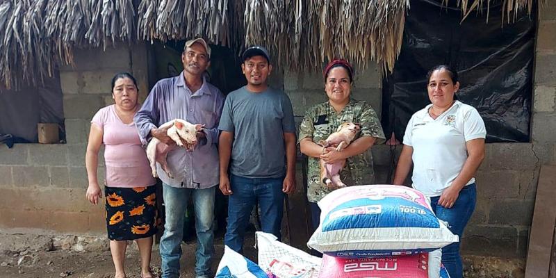 Entregan lechones a comunidades de Petén