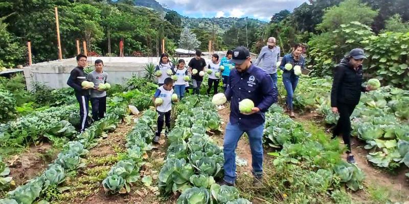 Estudiantes de la Telesecundaria El Tabacal celebran su primera cosecha