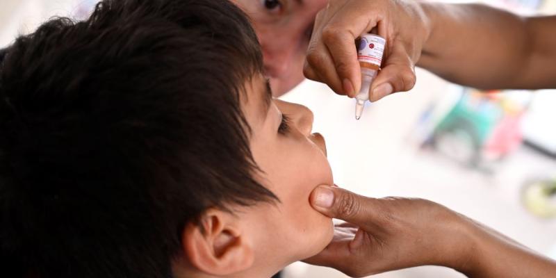 Niños de entre 2 y 5 años son vacunados en todo el país.