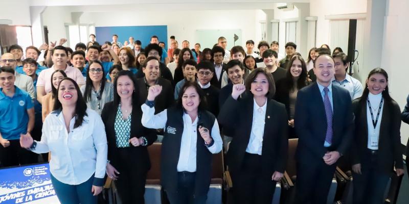 Jóvenes destacados en ciencia reciben reconocimiento como Embajadores de la Ciencia