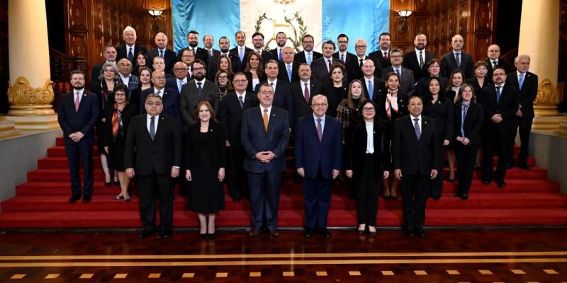La reunión tiene como objetivo ampliar los conocimientos de los diplomáticos.