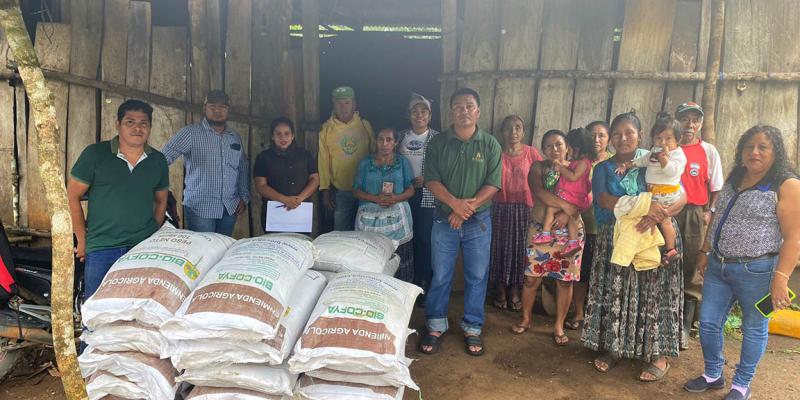 Entregan abono orgánico a familias de Petén