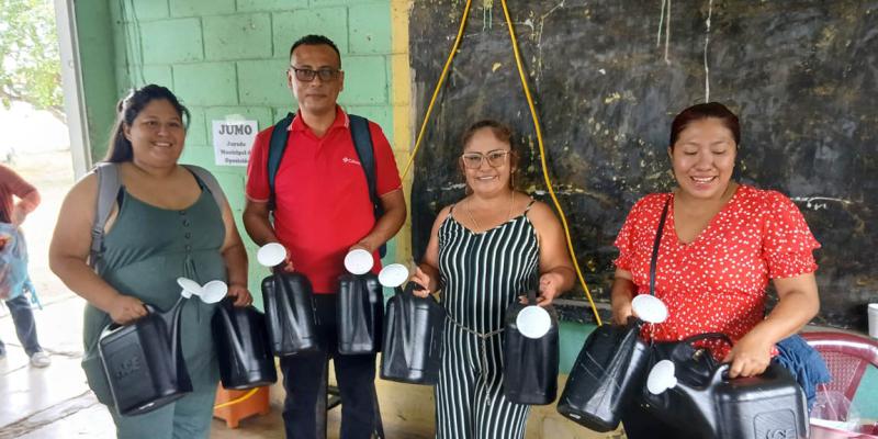 Entregan regaderas para huertos escolares de Escuintla