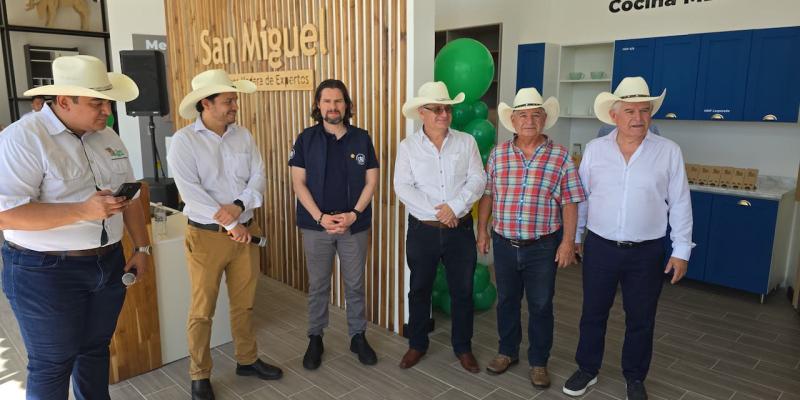 Viceminstro de Economía posa en fotografía con empresarios de jutiapa