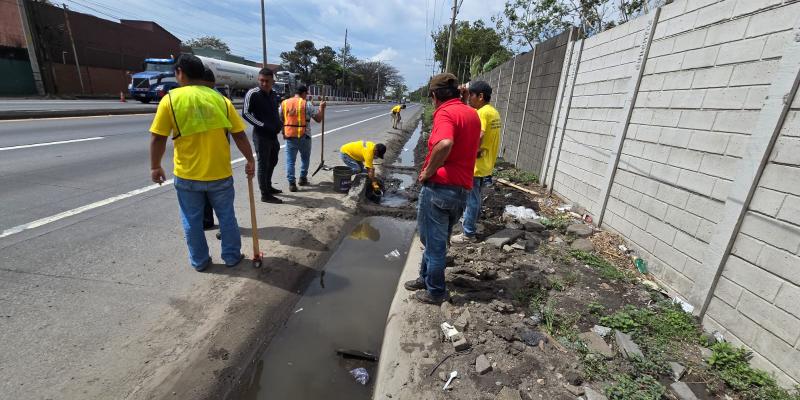 Personal de la Zona Vial 3 realiza limpieza de cunetas