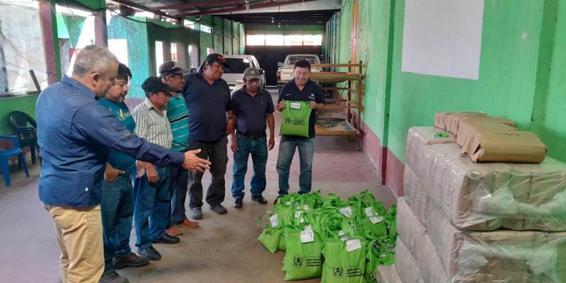 Entregan semillas y brindan asistencia técnica a productores de café de Escuintla 