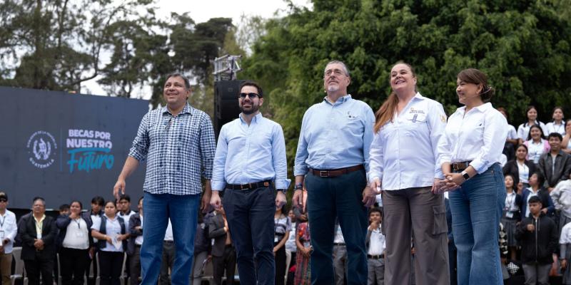 Lanzamiento de Becas por Nuestro Futuro estuvo a cargo del presidente Bernardo Arévalo, con acompañamiento de Carlos Mendoza, titular de SEGEPLAN, e Iliana Peña, subsecretaria de Cooperación.