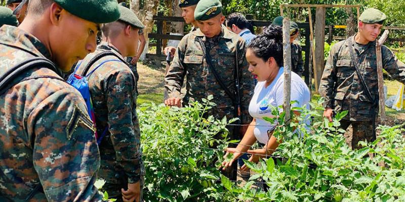 Brigada de Fuerzas Especiales de Poptún aprende producción hortícola 