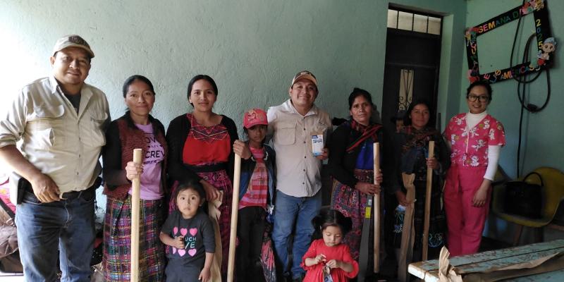 Entregan insumos agrícolas a familias con niños en desnutrición aguda de Totonicapán