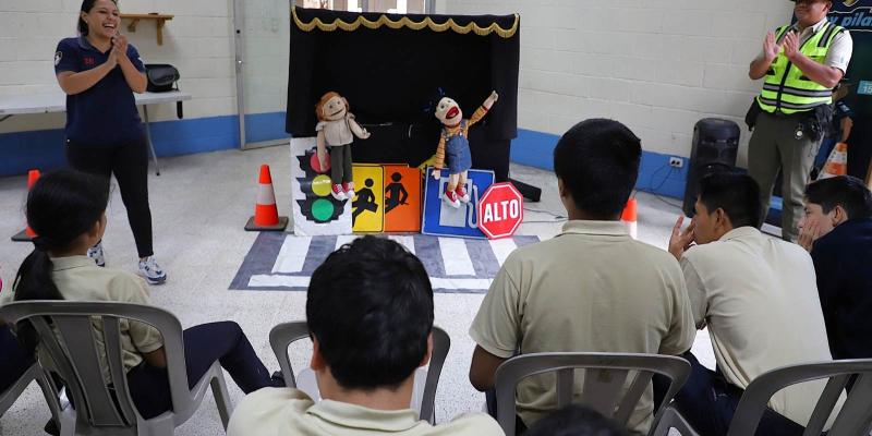 Teatrino de PROVIAL enseña a niños la importancia de la seguridad vial y el respeto a las normas de tránsito
